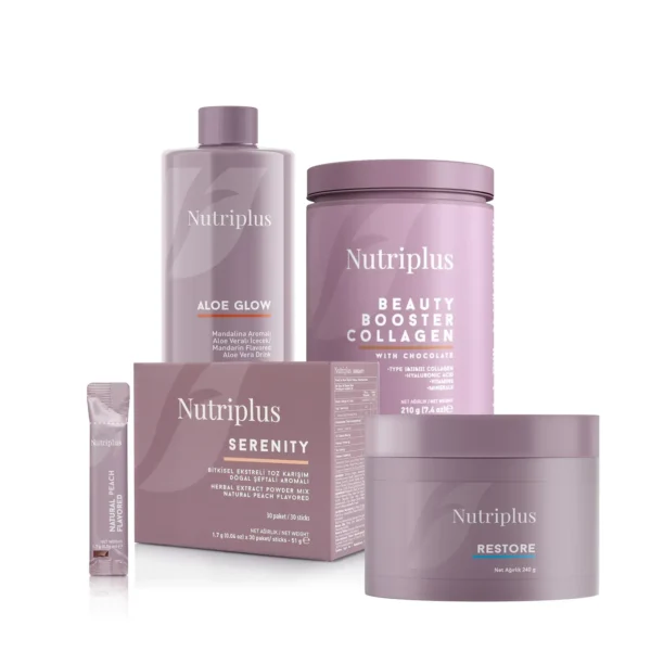 PK13450_400_1 Objavte rad Nutriplus - starostlivo vybrané nápoje a doplnky pre každodennú starostlivosť o telo i myseľ. Každý produkt kombinuje prírodné ingrediencie a moderné zloženie pre hydratáciu, regeneráciu, podporu krásy a vnútornú pohodu . Ideálne pre aktívny životný štýl, regeneráciu po záťaži aj ako súčasť vašej beauty rutiny. Vyberte si jednotlivo alebo ako darček - zdravie a pohoda v praktickom balení. Nutriplus Aloe Glow Mandarin Obsahuje 40% šťavy z listov Aloe vera , ktorá tradične podporuje zdravé trávenie a metabolizmus . Podporuje detoxikáciu organizmu a pocit ľahkosti. Tekutý koncentrát s ovocnou mandarínkovou príchuťou, ktorý sa ľahko mieša do vody. Vhodné pre vegánov, bez GMO a bez pridaných cukrov (sladené steviou). Ideálna ako denná podpora trávenia a pitného režimu. Nutriplus Serenity Peach (čaj) Bylinný čaj s prírodnými extraktmi , ktorý pomáha upokojiť telo a myseľ - vhodný pri strese či náročnom dni. Môže napomáhať detoxikácii organizmu a zrýchliť metabolizmus vďaka bylinným zložkám (napr. zelený a čierny čaj). Bez kofeínu, cukru a sladidiel, čo ho robí vhodným na pokojnejšie večerné pitie. Príjemná broskyňová chuť podporuje relaxáciu pri pití čaju. Nutriplus Beauty Booster Collagen Obsahuje kolagén typu I a III , ktoré sú kľúčové pre pevnosť a pružnosť pleti . Podporuje zdravie vlasov a nechtov - pomáha zlepšiť ich vzhľad a silu. Doplnený vitamínom C , ktorý zvyšuje využiteľnosť kolagénu v tele. Ideálne pre každodennú starostlivosť o krásu a mladistvejší vzhľad pleti. Nutriplus Restore Instantný nápoj navrhnutý na relaxáciu a regeneráciu po náročnom dni . Obsahuje horčík , ktorý podporuje uvoľnenie svalov a lepší spánok . Ďalej minerály ako zinok, vápnik a vitamín D , ktoré prispievajú k zdraviu kostí, svalov a celkovej vitalite . Podpora regenerácie organizmu a celkovej pohody pri pravidelnom užívaní.